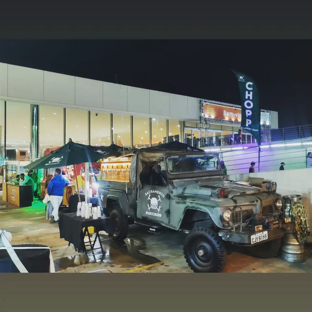 Jeep Sacramento Beer Truck à noite